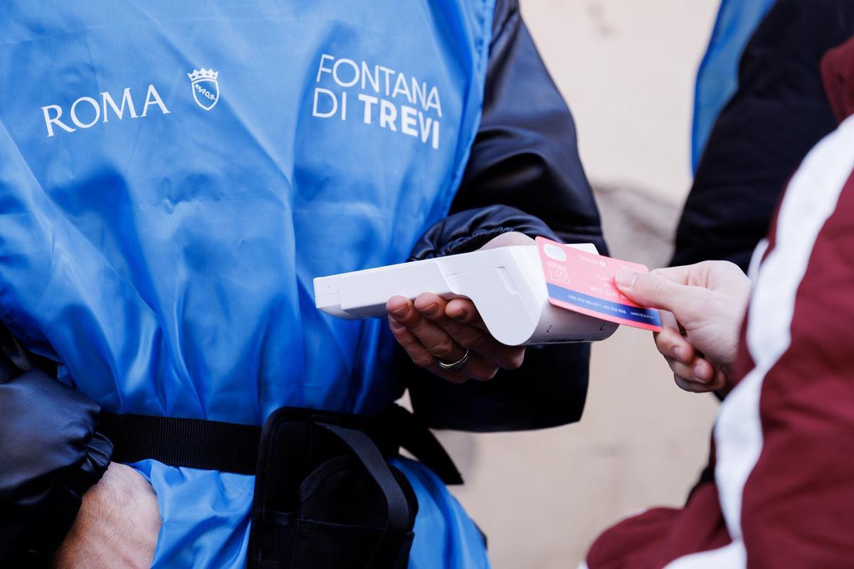 Roma cobra desde este lunes dos euros para ver la Fontana Di Trevi. Roma cobra desde este lunes dos euros para ver la Fontana Di Trevi.
