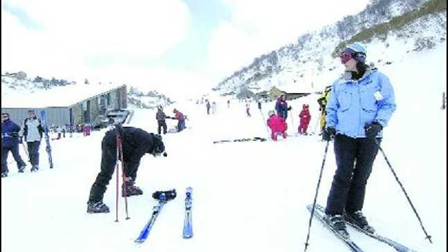 Varios esquiadores, en Fuentes de Invierno el día de la inauguración de la temporada en la estación.