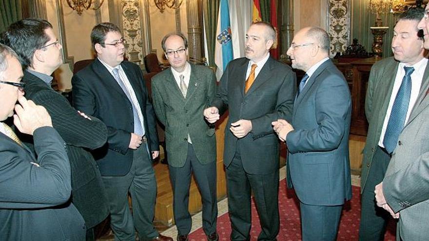 El alcalde de Tarrasa, Pere Navarro, y el de Ourense, Francisco Rodríguez, en el centro, ayer
