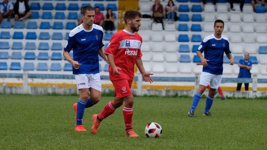 Álex Arias, presionado por Borja Prieto, del San Martín, en el partido de ida.