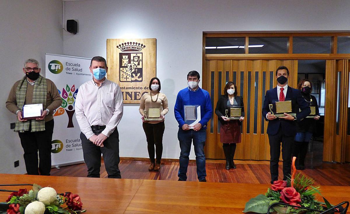Por la izquierda, Laureano García, de la Asociación de Amigos del Camino de Santiago Astur-Galaico del Interior; el alcalde de Tineo, José Ramón Feito; Nuria Pérez, de Take Fruit; Ismael Huerta; Inma García, del Hospital de Cabueñes; Ignacio Zurrón, del programa premiado de la TPA; y Eva López, de la asociación “Galbán”. | D. ÁLVAREZ