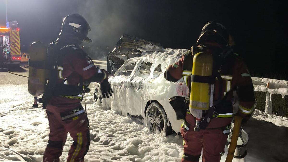 Vehículo calcinado en la carretera de Cáceres.