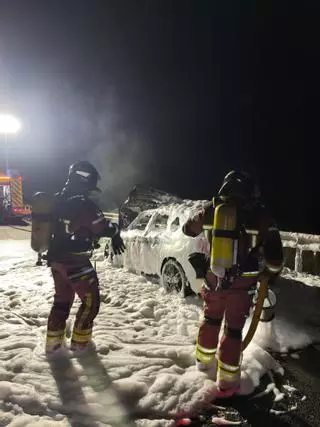 Un vehículo queda calcinado tras incendiarse en Badajoz en la carretera de Cáceres