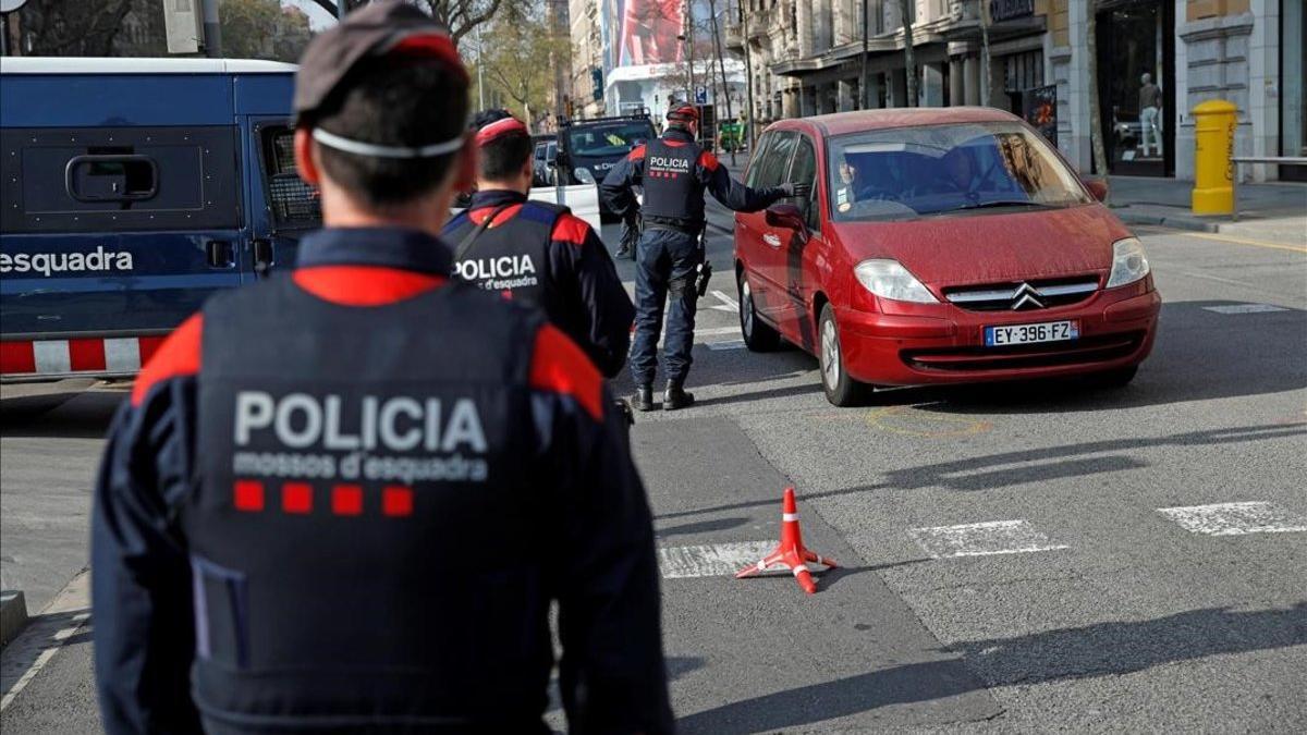 Coronavirus Mossos d'Esquadra hacen controles de coches en el centro de Barcelona para velar por el cumplimiento del confinamiento
