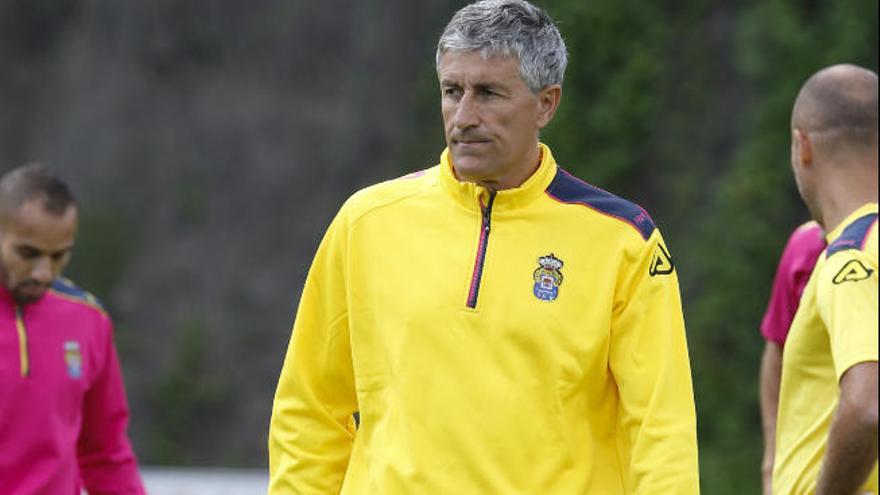 Quique Setién, durante el entrenamiento matinal de ayer martes