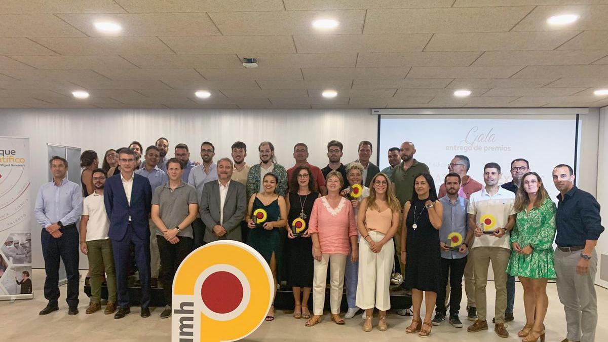 El rector de la UMH con los premiados de la Maraton