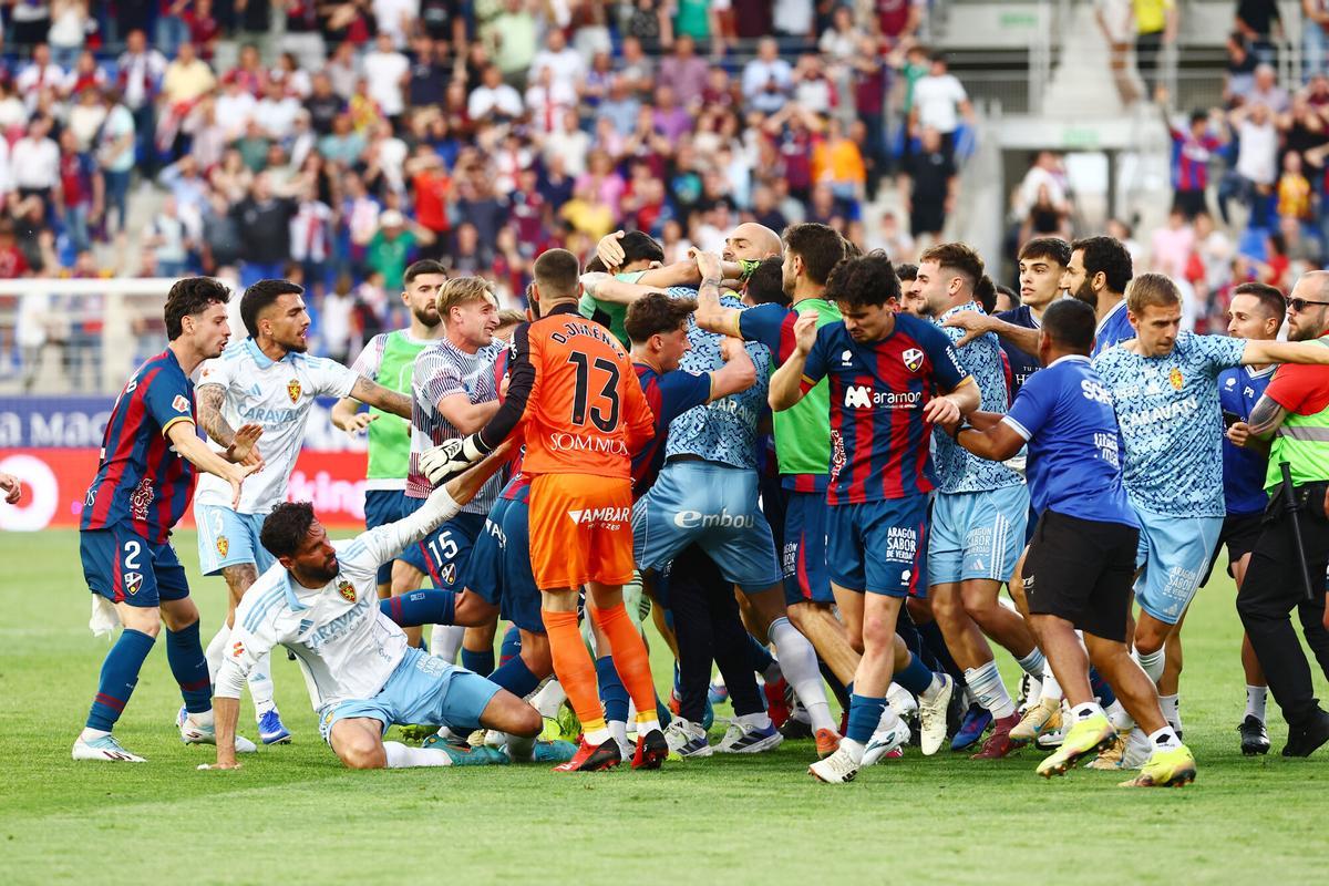 La tangana final en el partido Huesca-Real Zaragoza, en imágenes. La tangana final en el partido Huesca-Real Zaragoza, en imágenes.