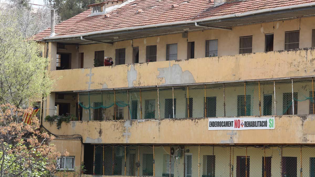 Edificio El Barco de Esplugues, desalojado el lunes por riesgo de derrumbe y en el que actualmente cinco vecinos se niegan a salir.