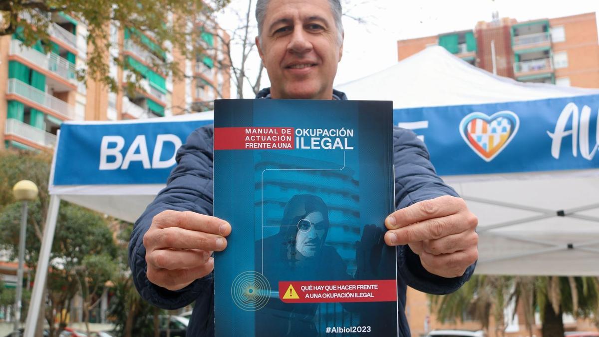 Albiol presenta a tres meses de las municipales en Badalona un provocativo "manual de actuación frente a una okupación ilegal".