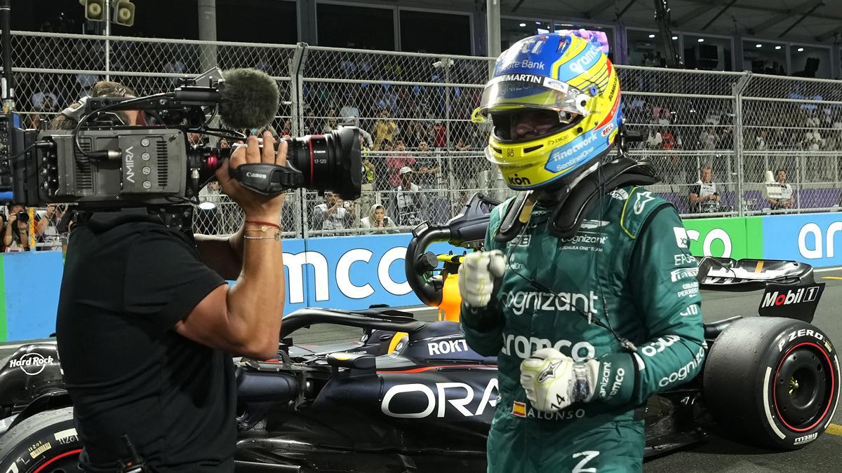 Fernando Alonso, mirando a cámara tras terminar tercero en Arabia Saudí
