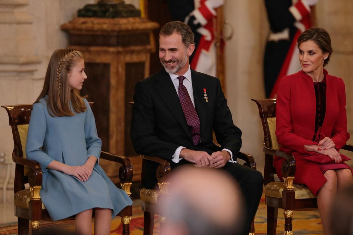 Las miradas de cariño de los Reyes a la princesa Leonor antes de otorgarle el Toisón de Oro