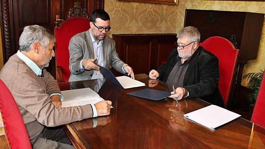 Antoni Noguera y Joan Font firmaron ayer el convenio.