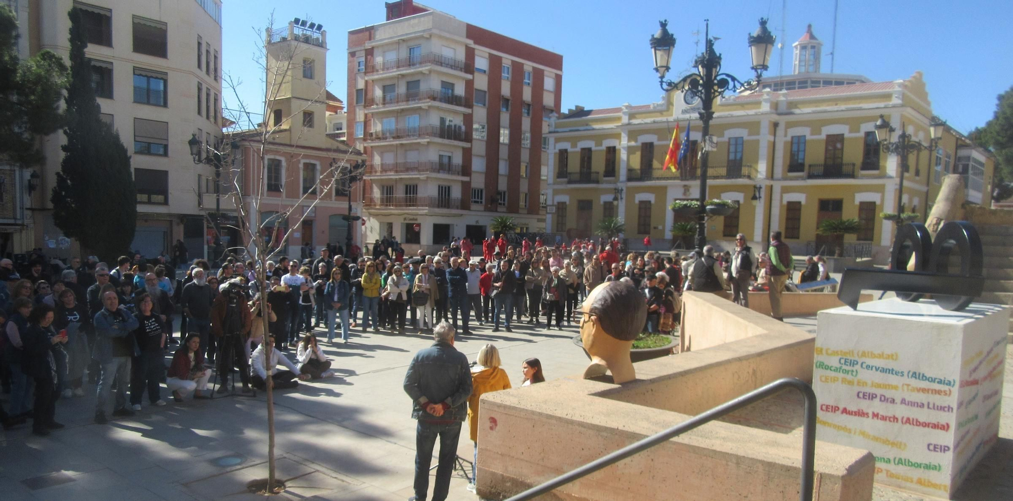 Lectura del manifiesto de la plataforma Cent d’Estellés en la plaza del pueblo.