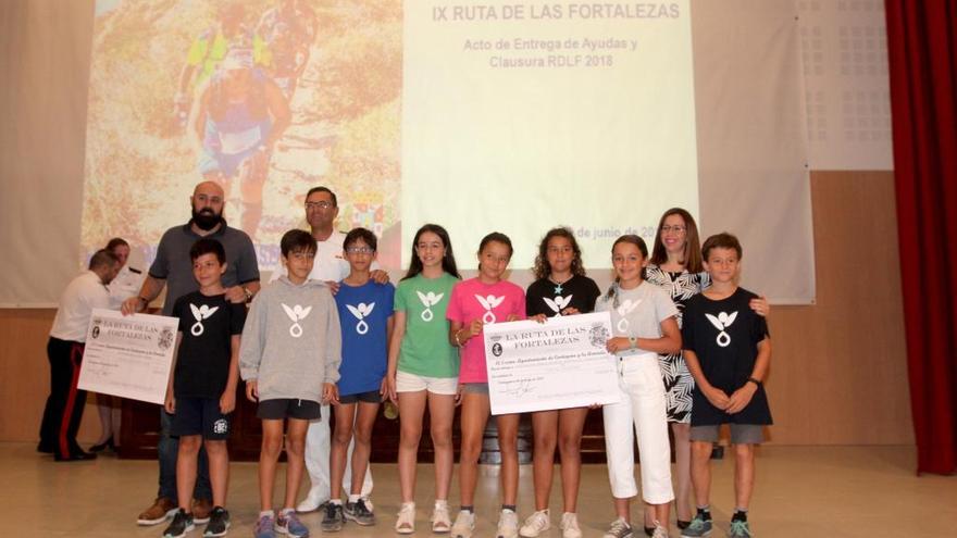 Momento de entrega del cheque a la Asociación Pablo Ugarte contra el cáncer infantil