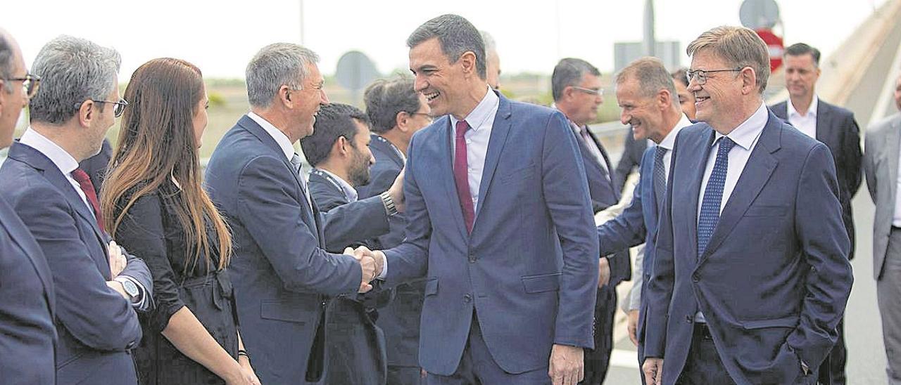 El presidente del Gobierno, Pedro Sánchez, y el jefe del Consell, Ximo Puig, saludan a varios consellers en un acto. miguel ángel montesinos