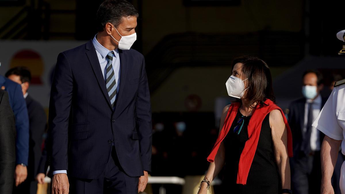 La ministra de Defensa, Margarita Robles, junto al presidente Pedro Sánchez en una imagen de archivo.