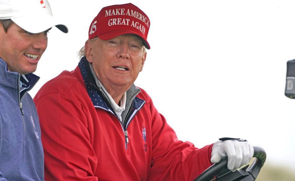 Trump juga a golf al complex turístic de Doonbeg (IrlandaEl president dels Estats Units, Donald Trump, jugant a golf en el seu complex d’Irlanda)). | CILLIAN SHERLOCK / EUROPA PRESS