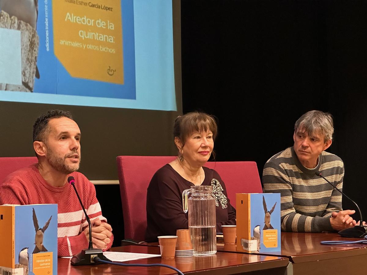 El profesor de Llingua, Hugo Cortina, se dirige a los alumnos en presencia de Esther García y Jesús Fernández.