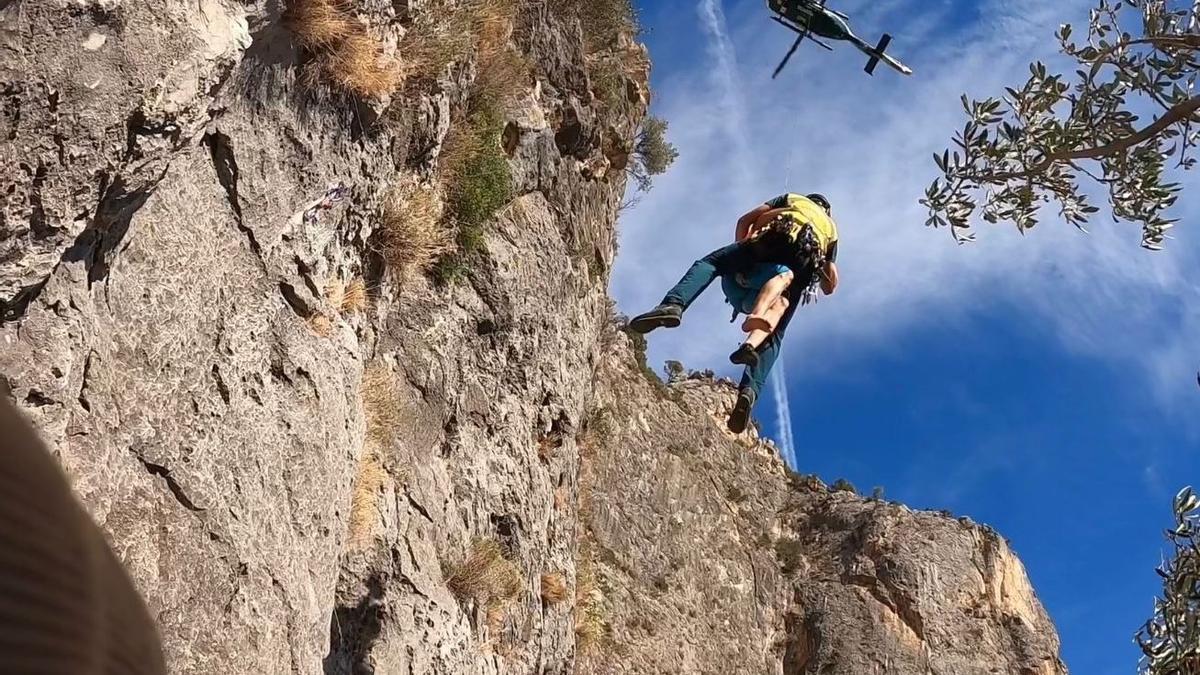 Un guardia civil rescata, este miércoles, a un escalador herido.