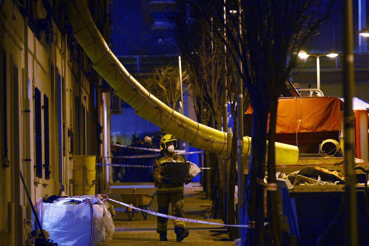 Emergencias trata de localizar a tres vecinos del edificio derrumbado en Badalona