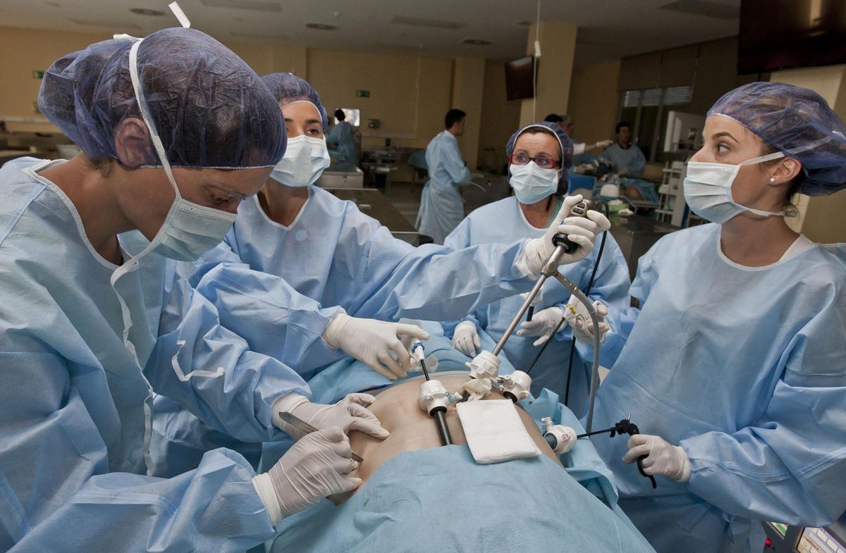 Estudiantes de Medicina hacen prácticas en la sala de anatomía.
