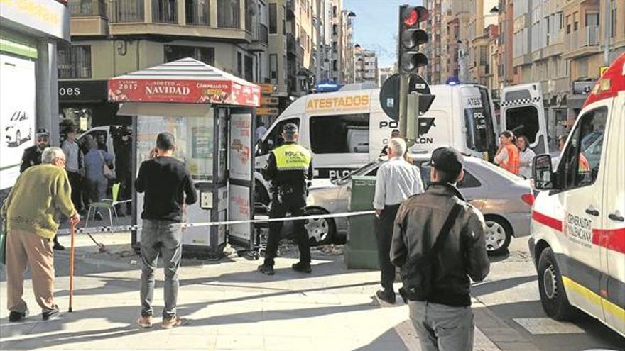 Choca contra un quiosco de la ONCE y hiere a una empleada y un peatón