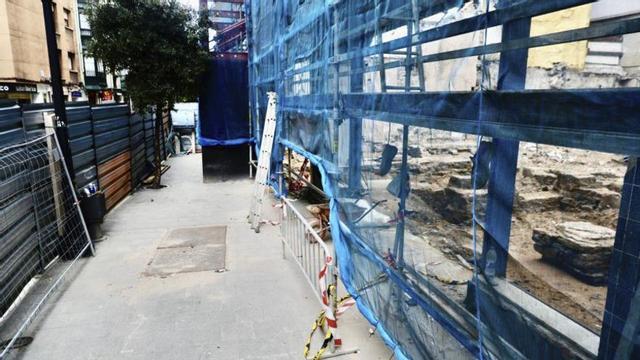 A la derecha, restos hallados en las obras del solar de El Globo. | MARCOS LEÓN