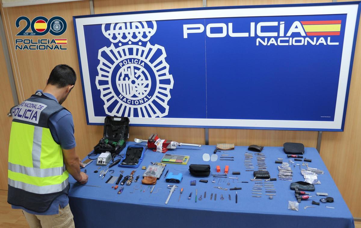 Útiles que empleaban los ladrones para cometer los robos en viviendas de Valencia, Sagunt y Tarragona.