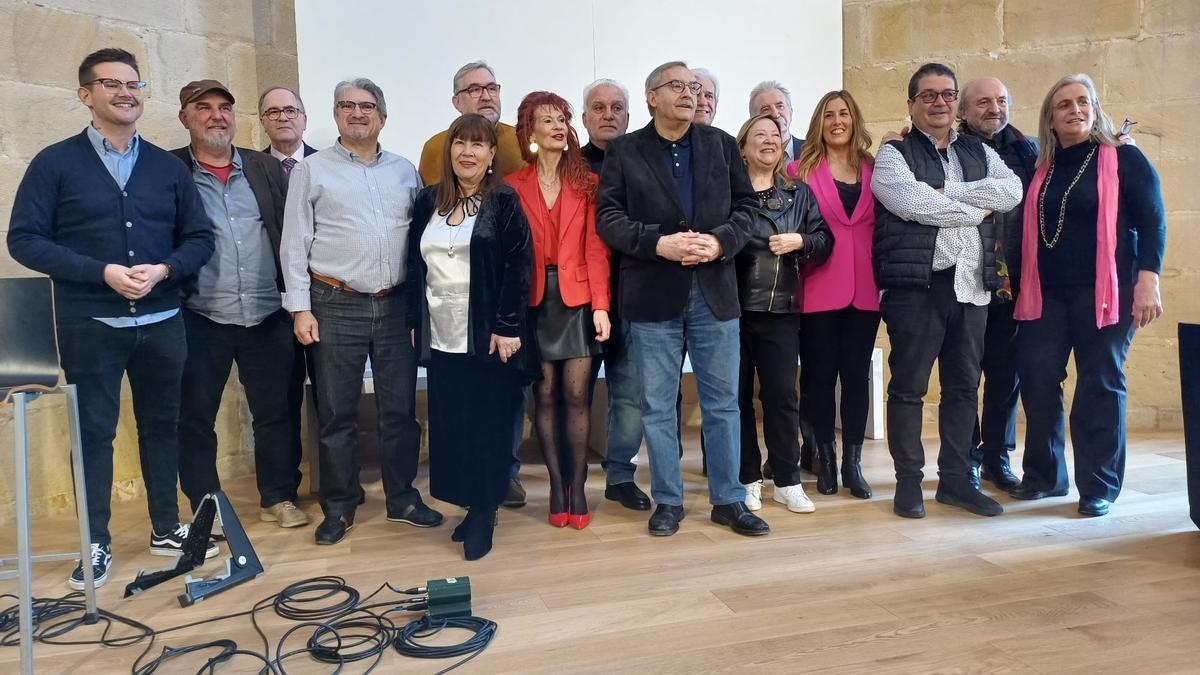 Los asistentes a la reunión fundacional de la Confederación de Escritores; entre ellos, María Esther García -quinta, por la izquierda-..