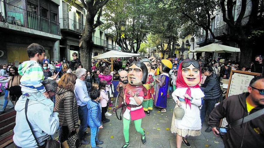 Cercavila amb els capgrossos de la ciutat per la Rambla de Girona en unes anteriors fires.