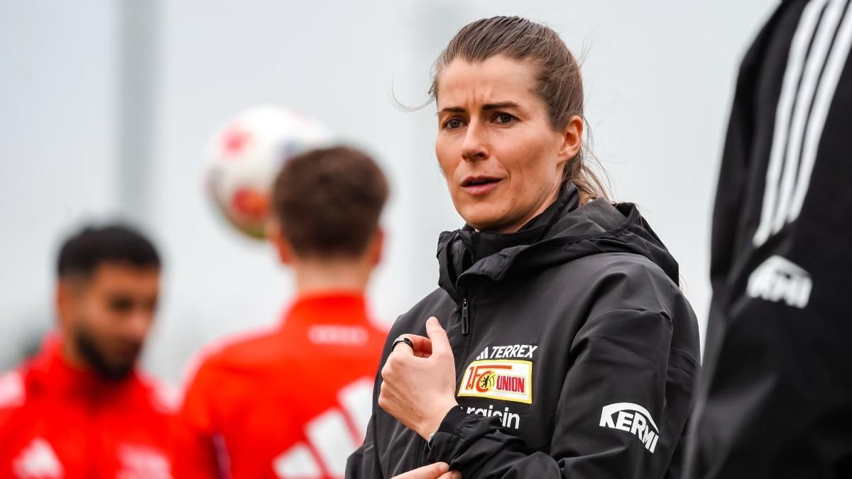 Marie-Louise Eta, en su primer entrenamiento con el Unión Berlín