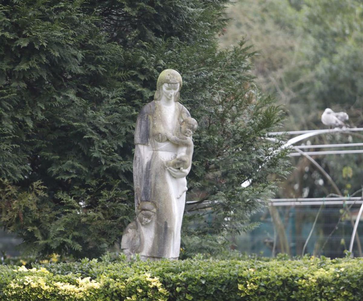 El parque de Isabel la Católica inicia la rehabilitación de todas las esculturas