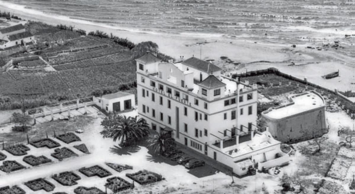 La fortaleza junto a la costa da nombre al hotel El Fuerte de Marbella