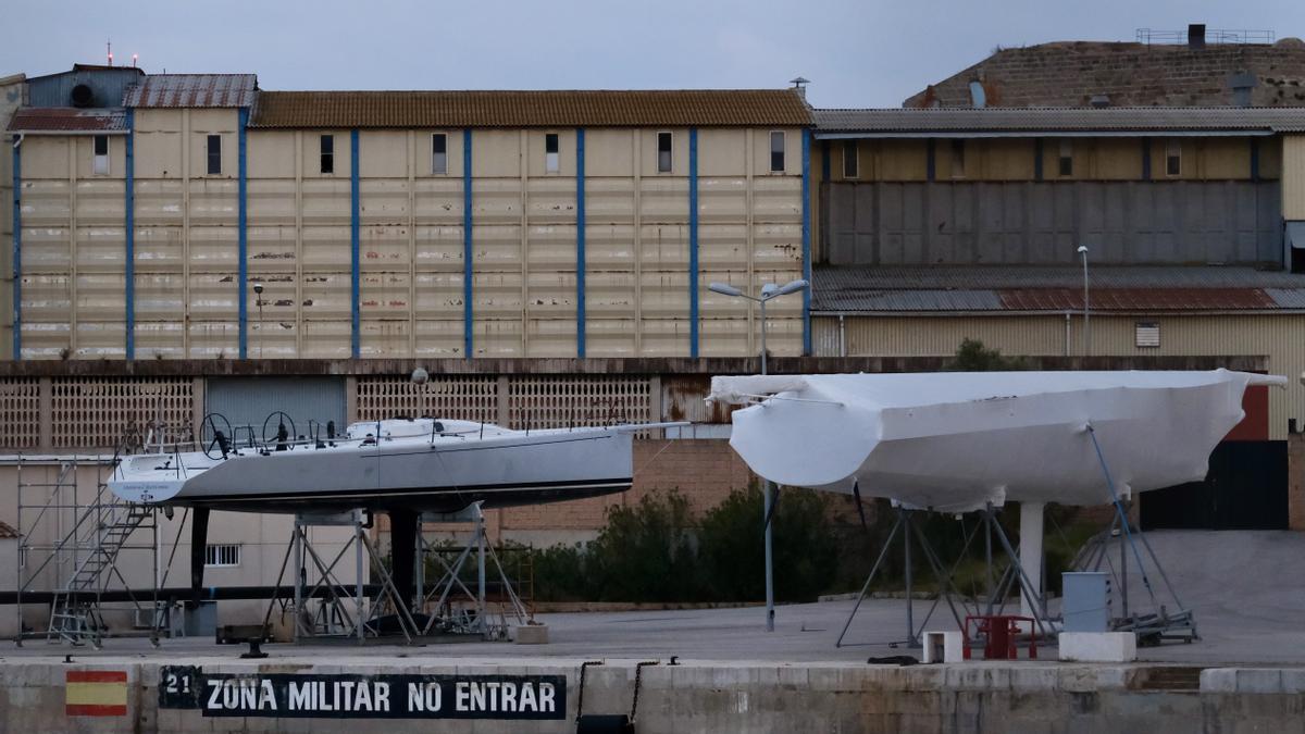 El Aifos de 2005 junto al Fram XVIII del rey Harald de Noruega, en la base naval militar de Portopí