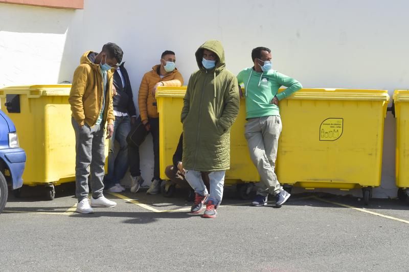 Inmigrantes a las puertas del campamento Canarias 50