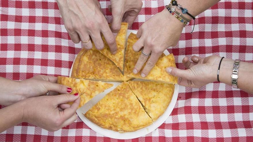 Un experto de la OCU sobre las tortillas refrigeradas de supermercado: "Si lo pone en el envase, hay que calentarlas"