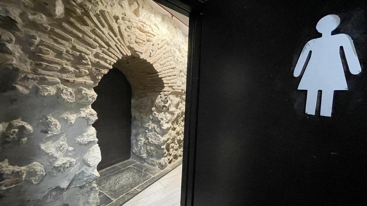 Un trozo de la muralla que es esconde en los baños del Foster Hollywood de Madrid.