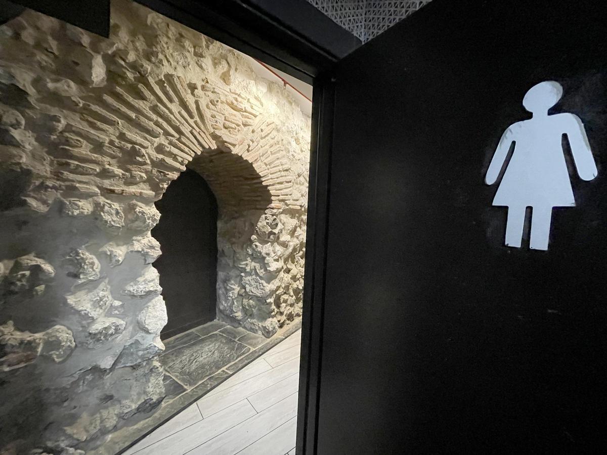 Un trozo de la muralla que es esconde en los baños del Foster Hollywood de Madrid.