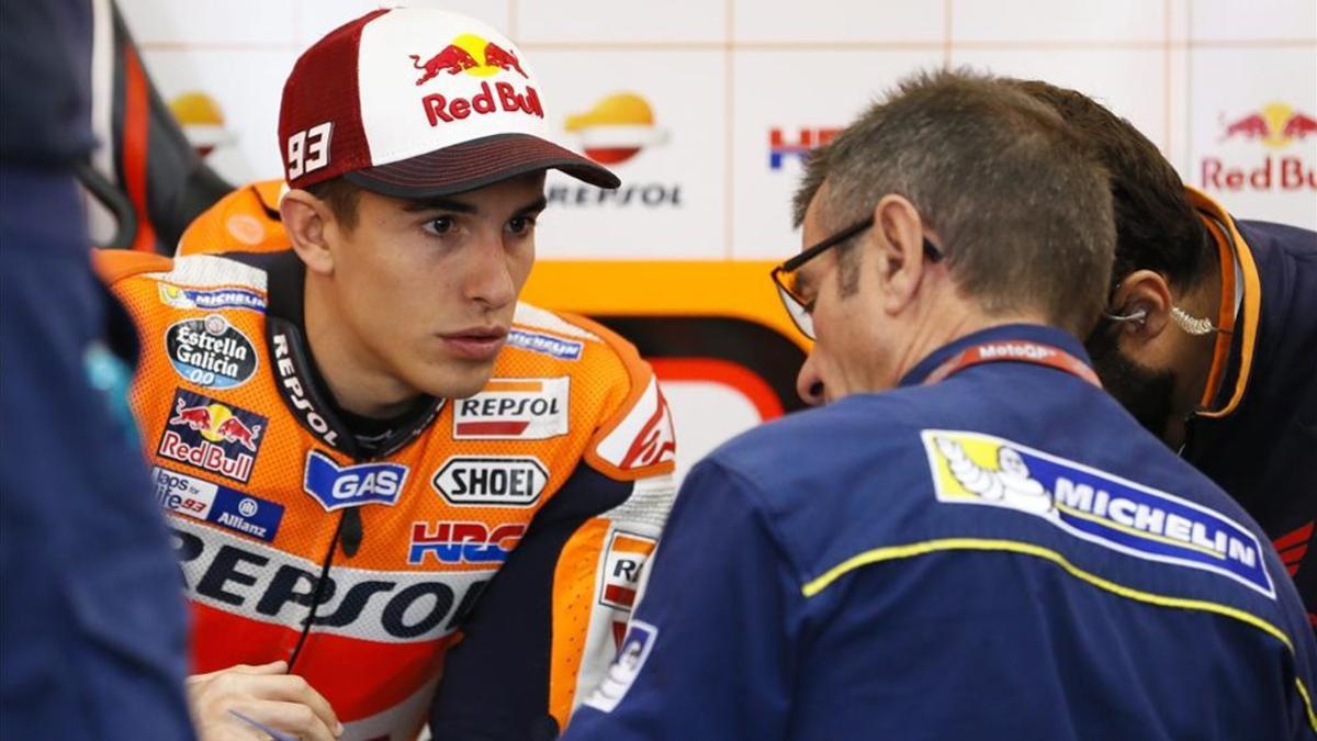 Márquez habla con un técnico de Michelin