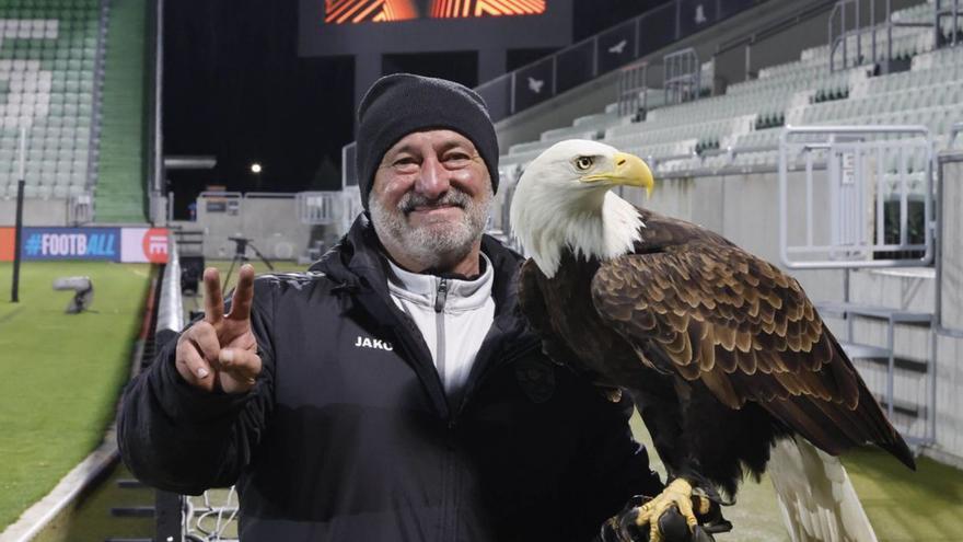 Víctor Barrios, junto a «Fortuna», el águila que vuela en el campo del Ludogorets. |  Alba Villar
