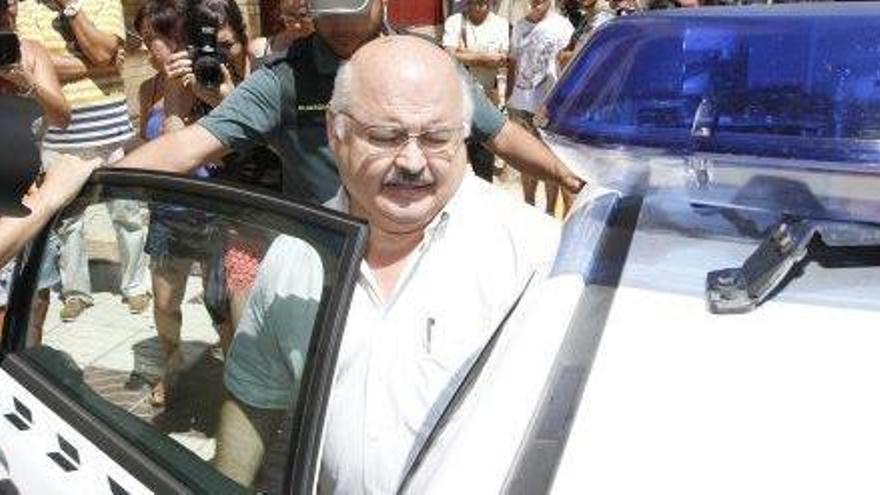 Cardona entra al coche de la Guardia Civil para dirigirse a la prisión, el 30 de julio de 2013.