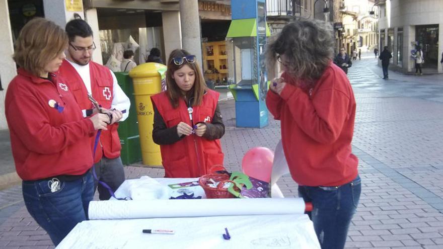 Voluntarios de Cruz Roja Juventud en la plaza de Santa María.