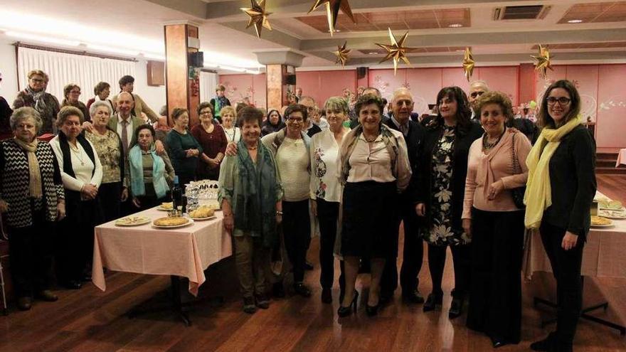 Asistentes, ayer, a la merienda de Navidad organizada por la Asociación de Jubilados &quot;El Paseín&quot;.