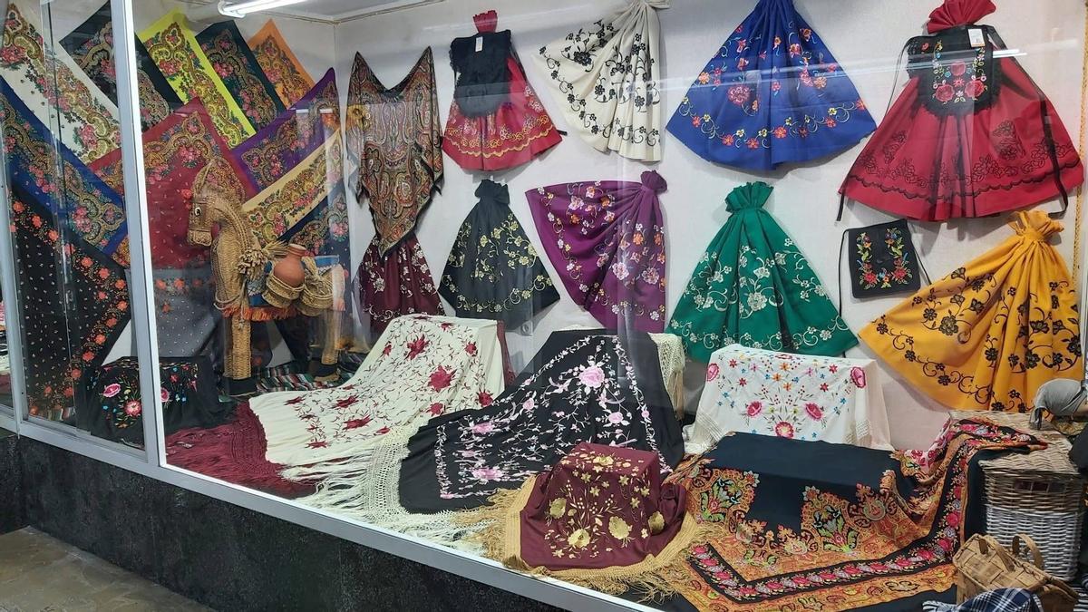 Imagen del escaparate renovado de Retales Manolo.