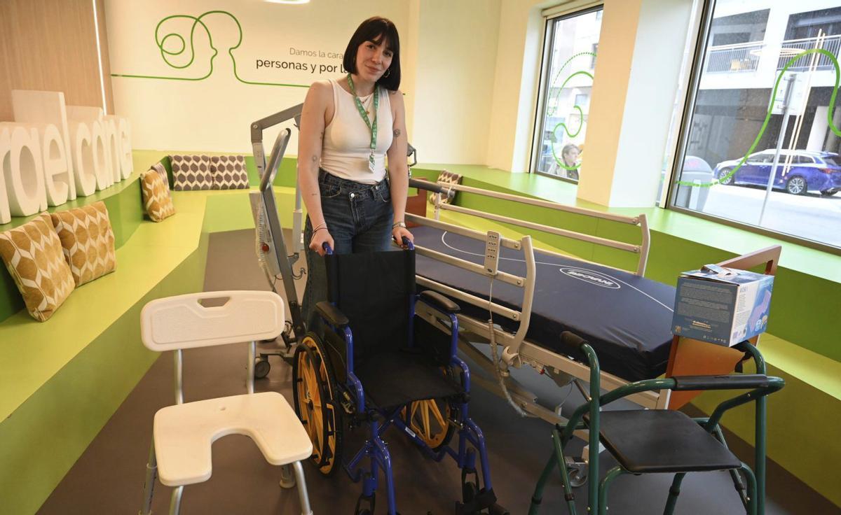 La trabajadora social Marta Amigo Peón, muestra algún material ortoprotésico en la sede de la AECC en Pontevedra.