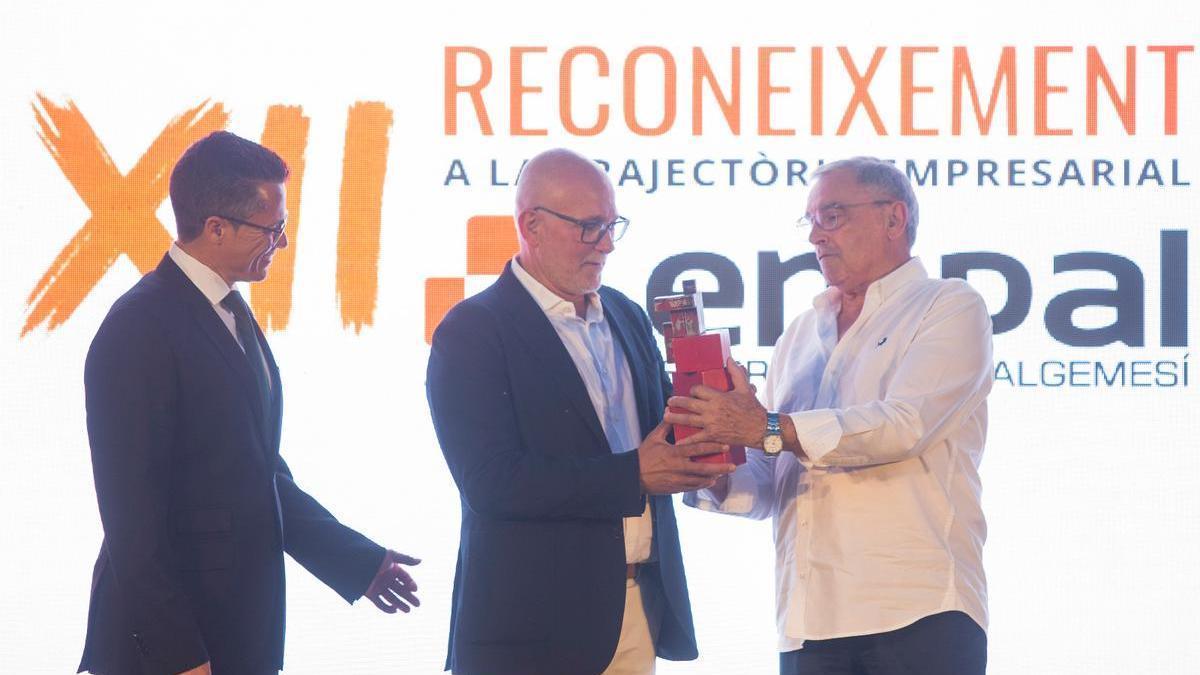 José Carlos López recibe el premio de Empal por la trayectoria centenaria de la empresa.