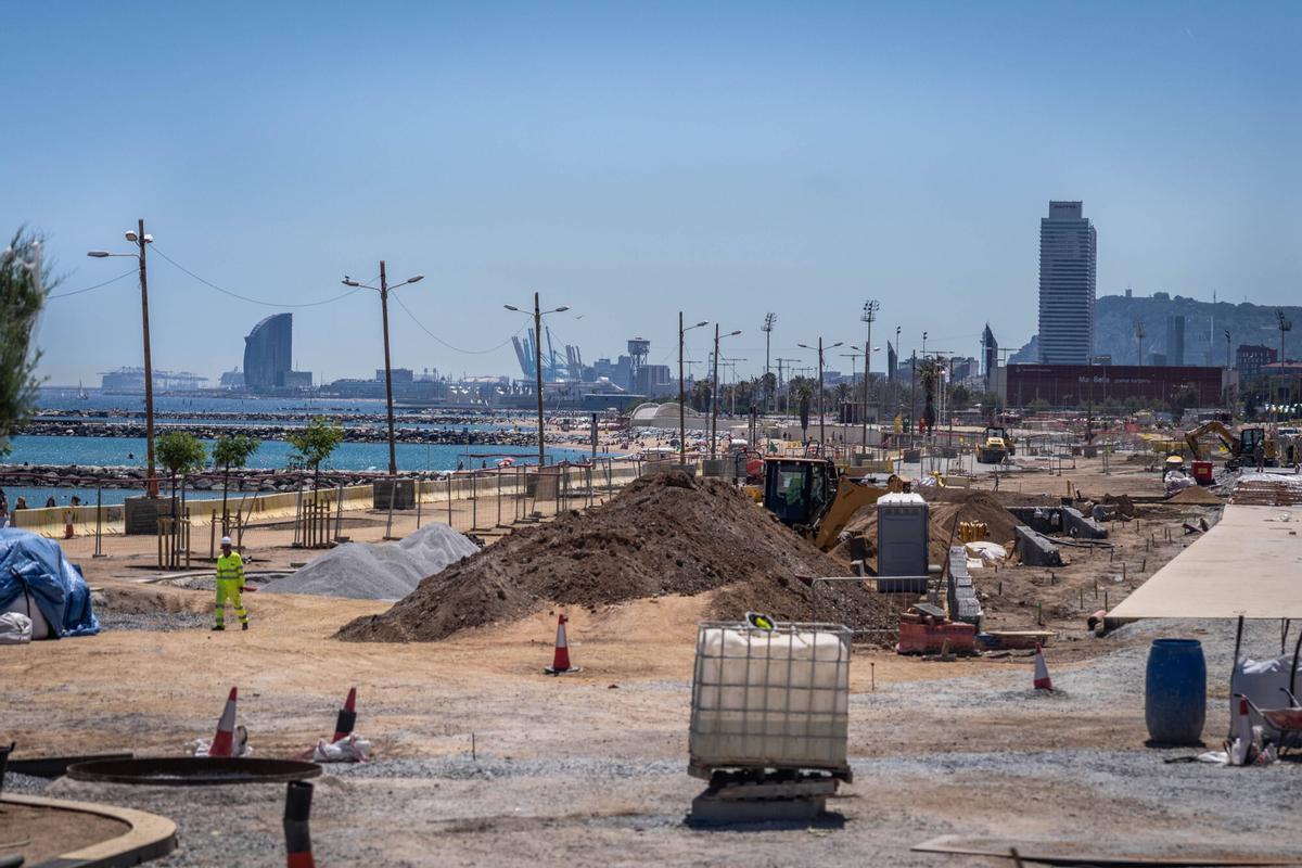 Obras del nuevo tramo de paseo Marítim, entre la plataforma marítima del Fòrum y Bac de Roda
