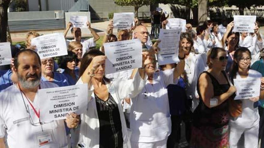 Sanitarios del hospital de San Juan protestan por el protocolo seguido ante el ébola