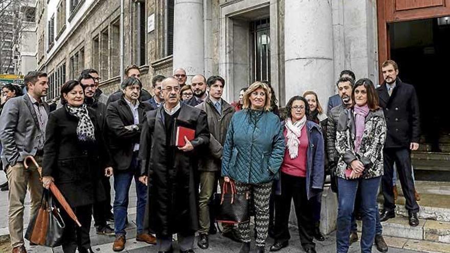 La concentración tuvo lugar en la puerta de los juzgados de Vía Alemania.