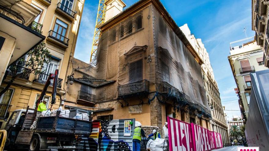 El Palacio de Valeriola, rodeado de lonas de obras, en la calle del Mar.